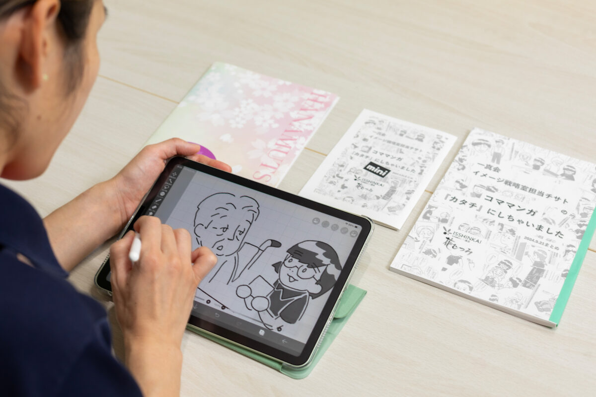 写真:漫画を描く様子